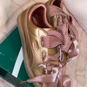 Womens pumas worn once!!